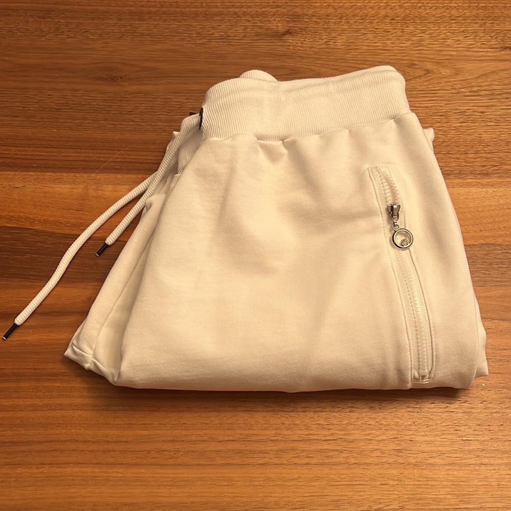 NWOT Ouber Joggers pants
Excellent Condition 
Size M.
Pockets. 
#653